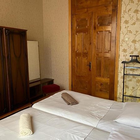 Guest House Levan II Dadiani Zugdidi ภายนอก รูปภาพ