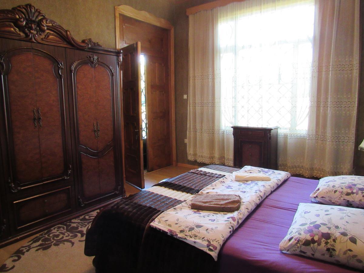 Guest House Levan II Dadiani Zugdidi ภายนอก รูปภาพ